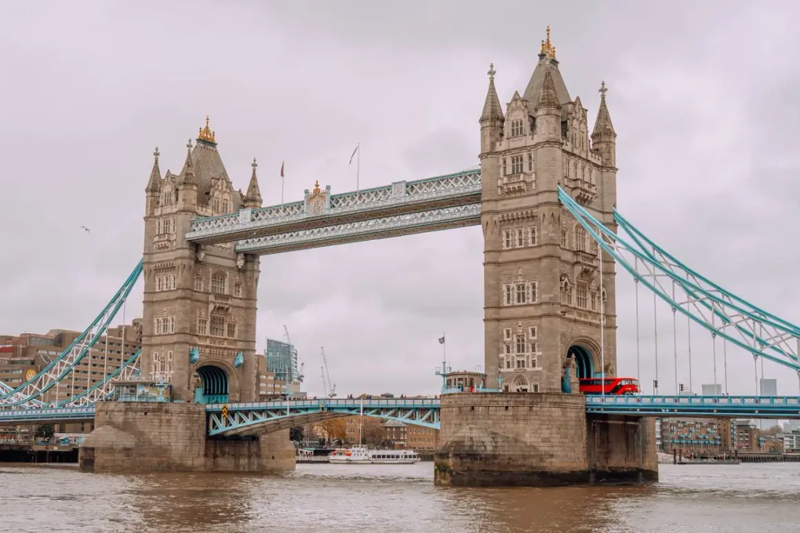 Tower Bridge w Londynie, z czerwonym autobusem. Ciekawe ciekawostki o Londynie czekają na odkrycie!