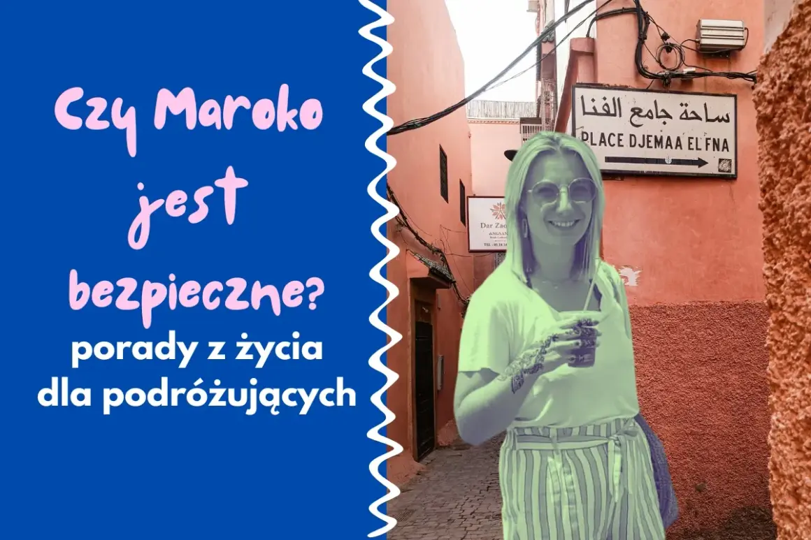 Kobieta z tatuażem na ręce uśmiecha się na tle uliczki w Maroku. Czy Maroko jest bezpieczne? Porady dla podróżujących.