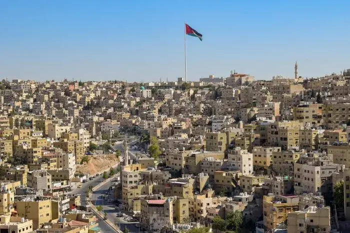 Ile trwa lot do Jordanii? Sprawdź różnice między trasami bezpośrednimi a z przesiadkami