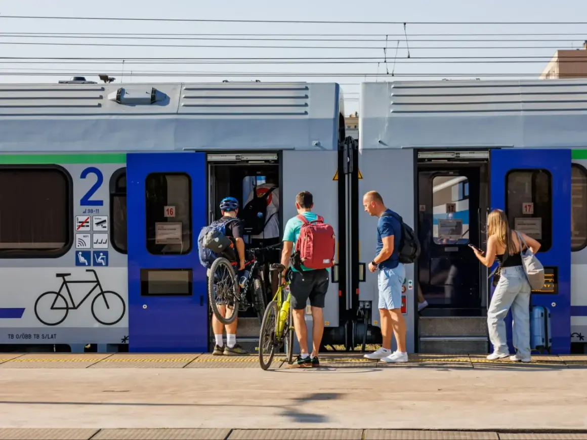 Ludzie z rowerami wsiadają do pociągu, szukając tanich biletów Intercity na wakacyjną podróż.