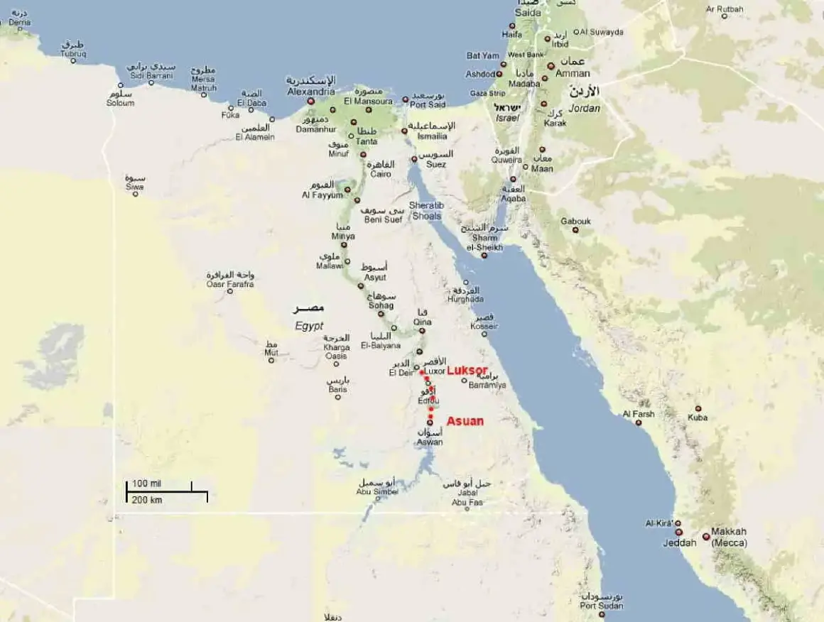 Mapa Egiptu i okolic. Na wschodzie widać Morze Czerwone, a na zachodzie pustynię. Na północy znajduje się Morze Śródziemne. Graniczy z Egiptem Izrael, Jordania i Sudan.