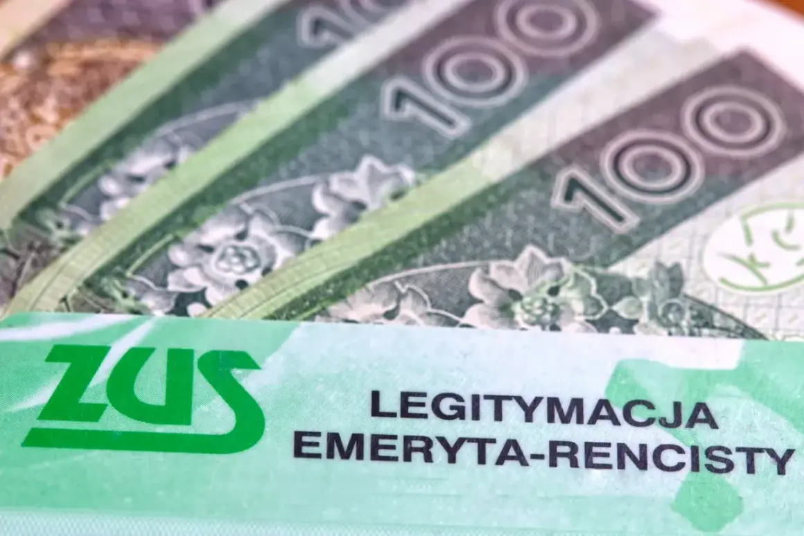 Legitymacja emeryta-rencisty ZUS i banknoty 100 zł. Dokument uprawniający do zniżek na przejazd PKP.