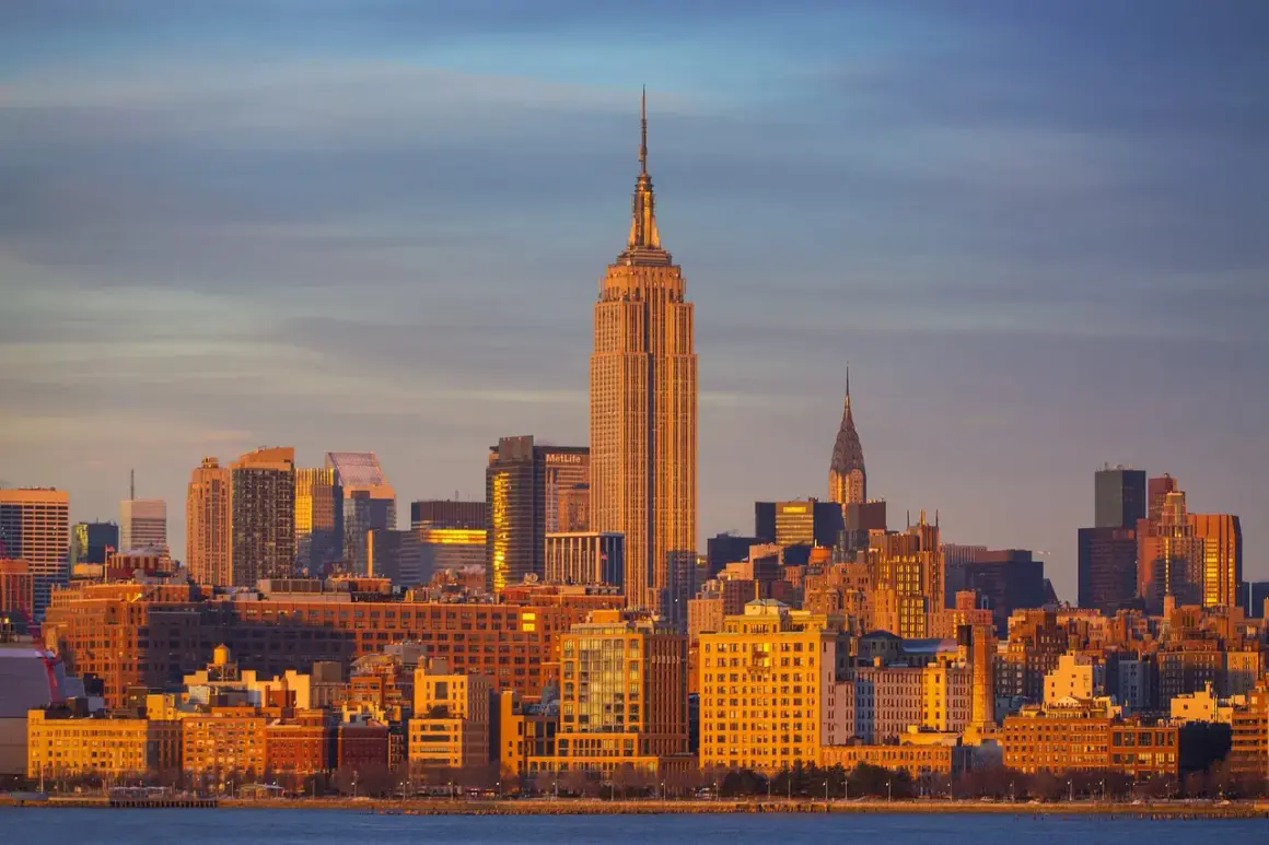 Zachód słońca nad Manhattanem, z Empire State Building i Chrysler Building w tle. Zastanawiasz się, ile się leci do Nowego Jorku?