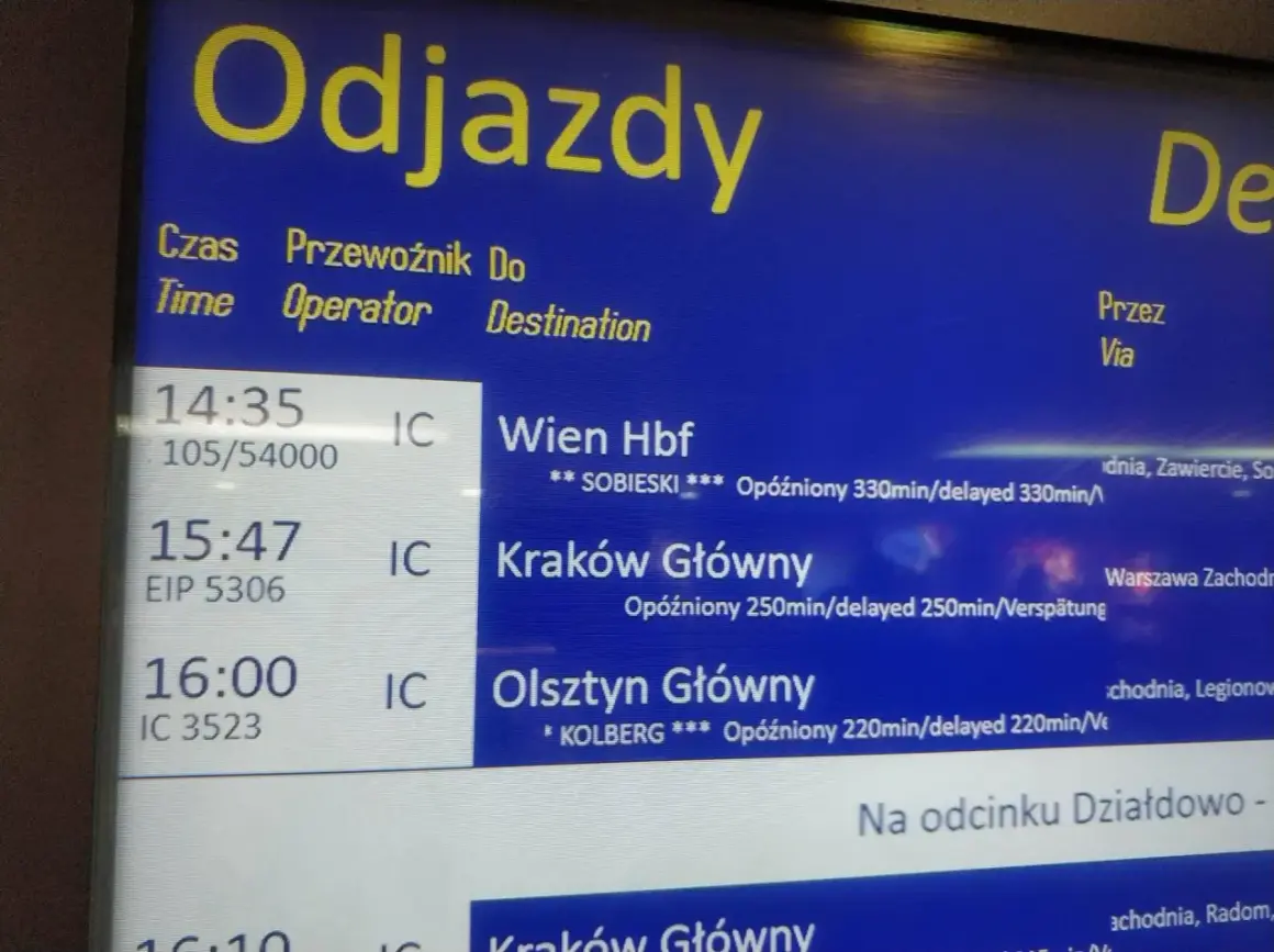 Tablica odjazdów pociągów pokazuje, jak sprawdzić opóźnienie pociągu. Widać opóźnione pociągi do Wiednia, Krakowa i Olsztyna.
