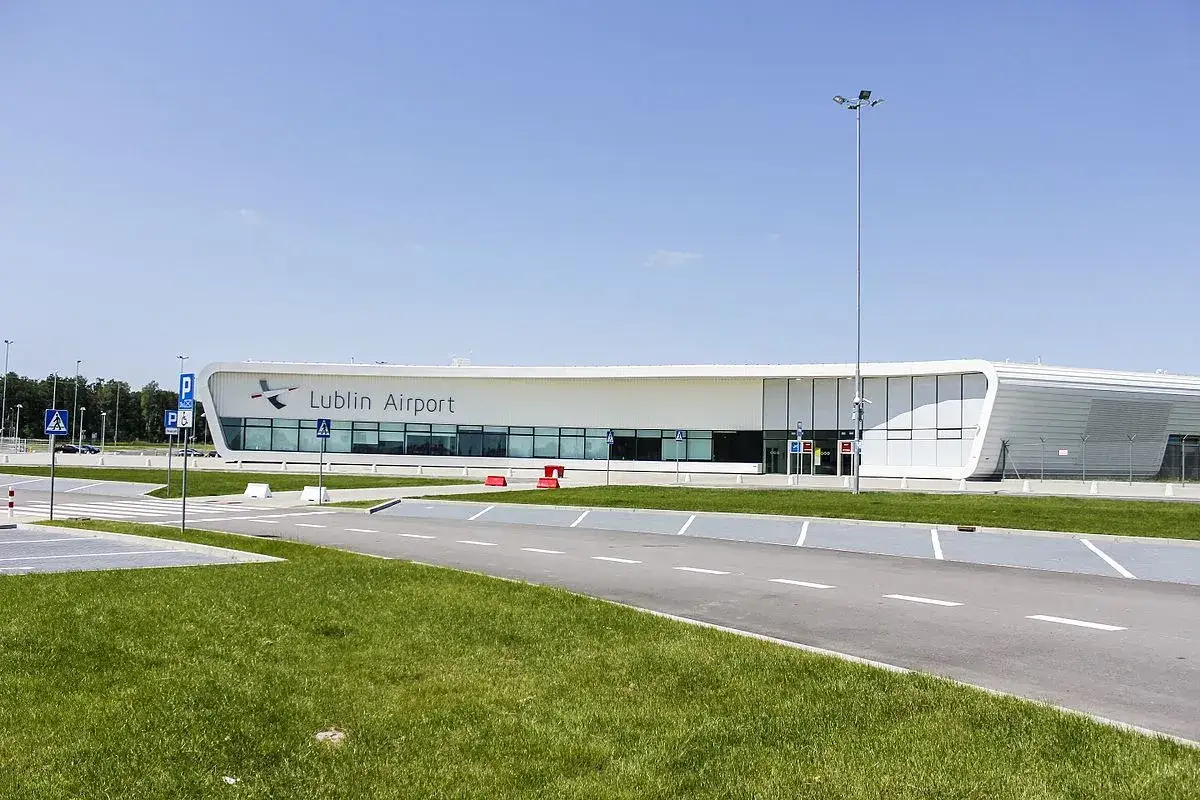 Nowoczesny budynek portu lotniczego Lublin Airport z charakterystycznym logo.