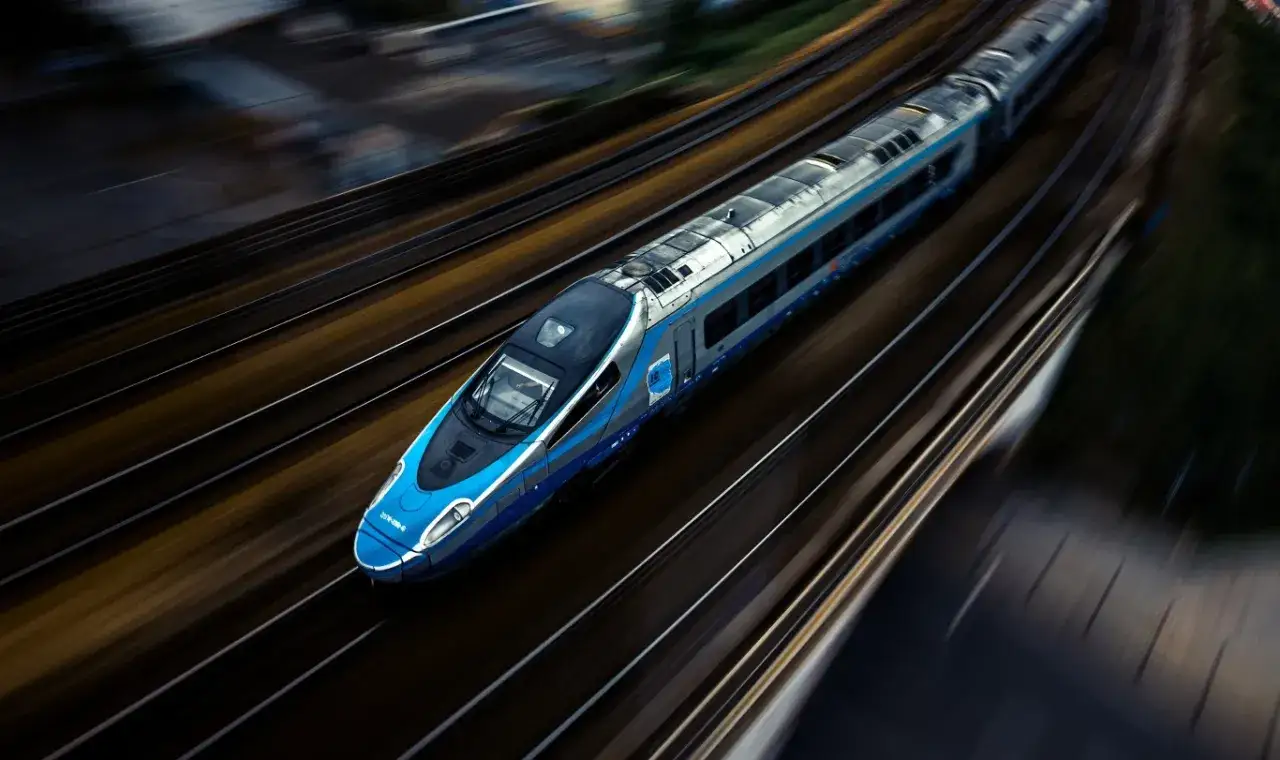 Błękitno-srebrne Pendolino pędzi po torach, tworząc wrażenie ogromnej prędkości. Zastanawiasz się, ile jedzie Pendolino?