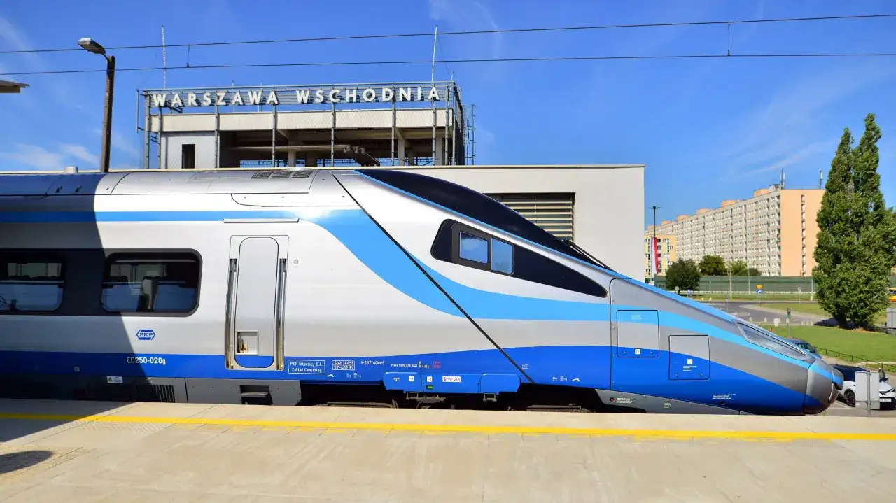 Pendolino, najszybszy pociąg w Polsce, stoi na stacji Warszawa Wschodnia.