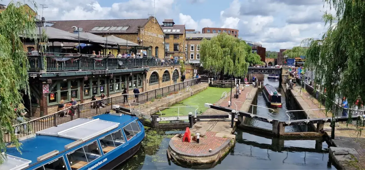 Ciekawostki o Londynie: malowniczy kanał z łodziami i restauracjami w Camden Town.