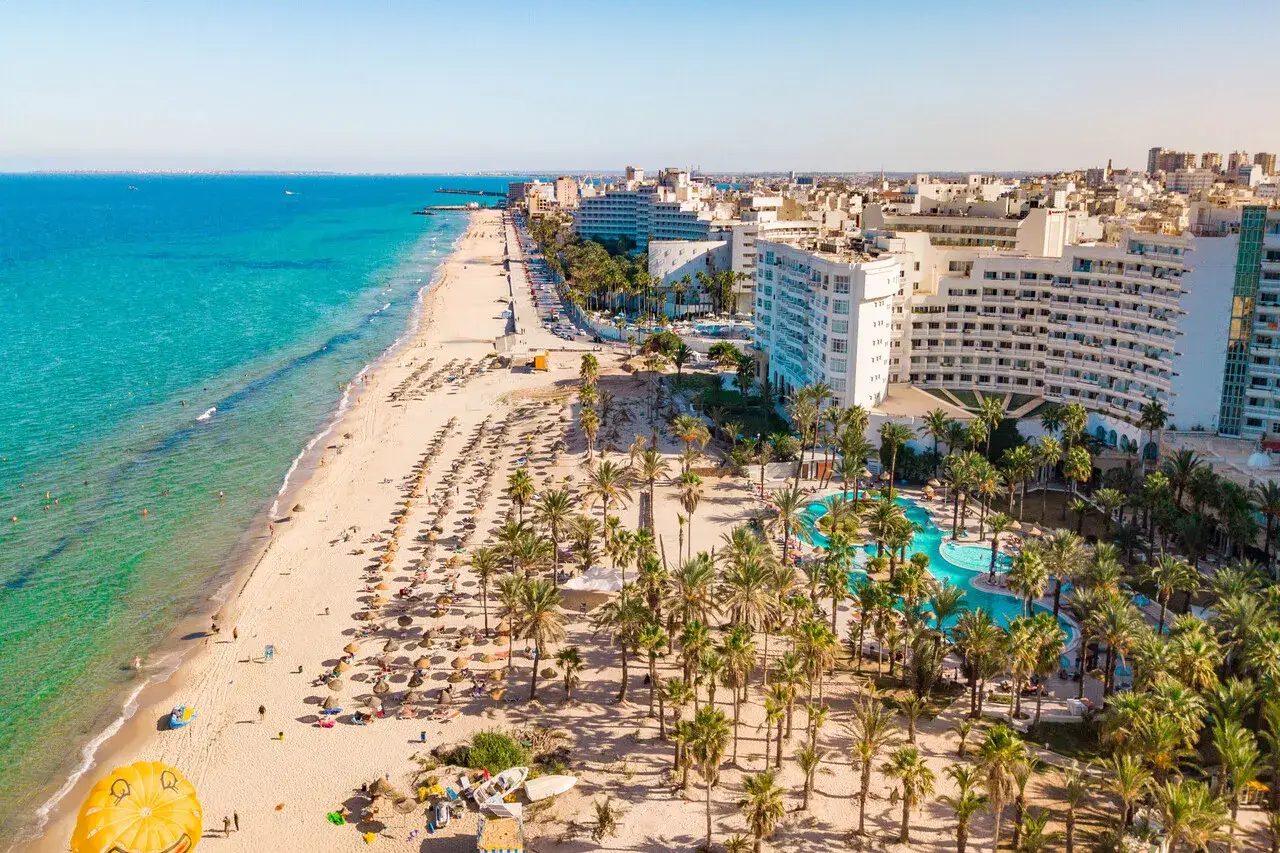Piękna plaża z palmami i basenem hotelowym, idealne miejsce na wakacje z nouvelair.