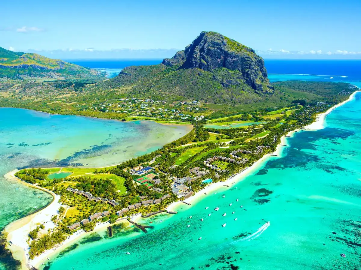 Rajska wyspa Mauritius z turkusową wodą i górami. Zastanawiasz się, ile się leci na Mauritius? To podróż marzeń!