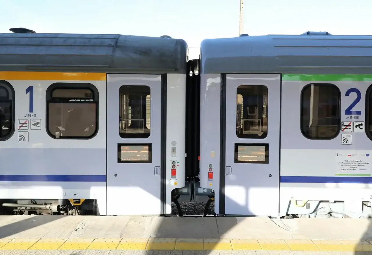 Dwa wagony pociągu PKP Intercity stoją obok siebie. Na drzwiach widnieje symbol Wi-Fi, zapewniający dostęp do intercity wifi podczas podróży.