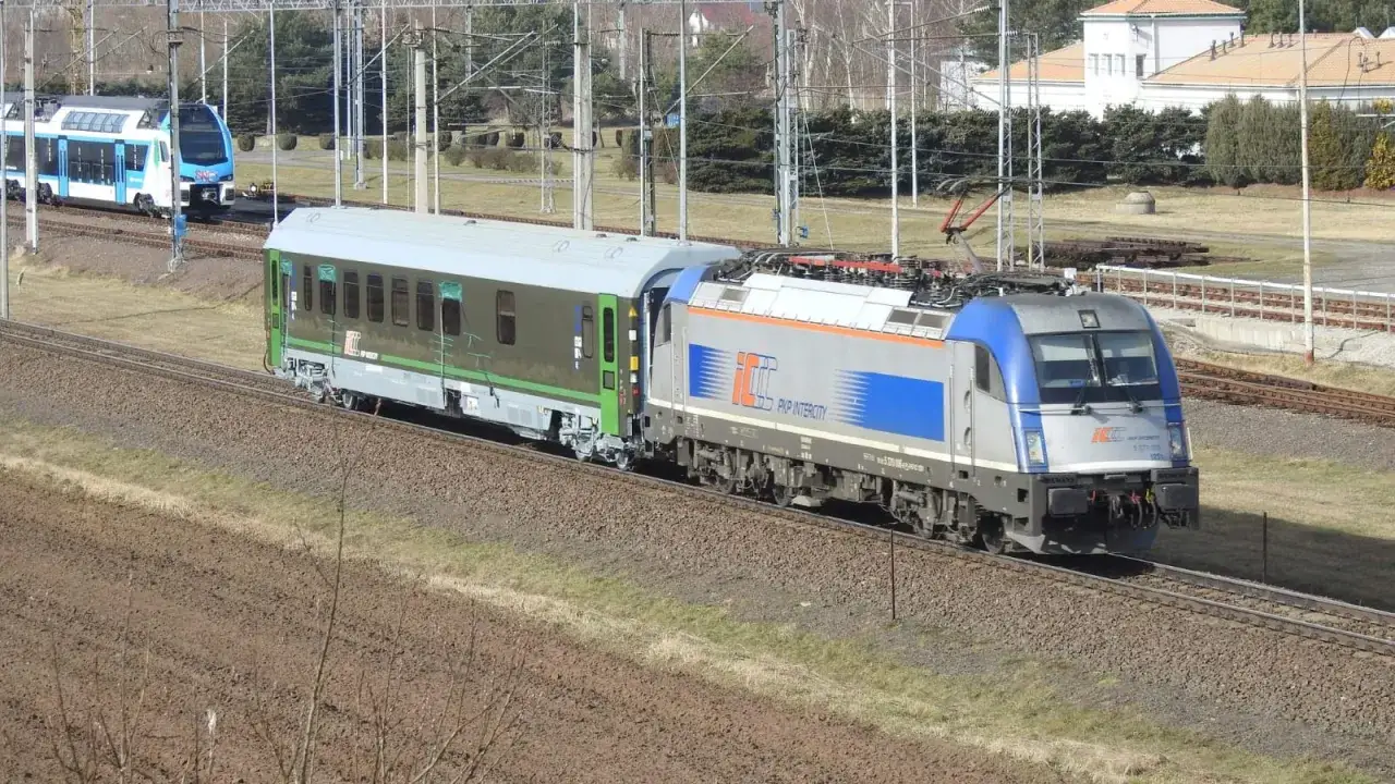 Pociąg PKP Intercity z lokomotywą i wagonem. Pytanie 