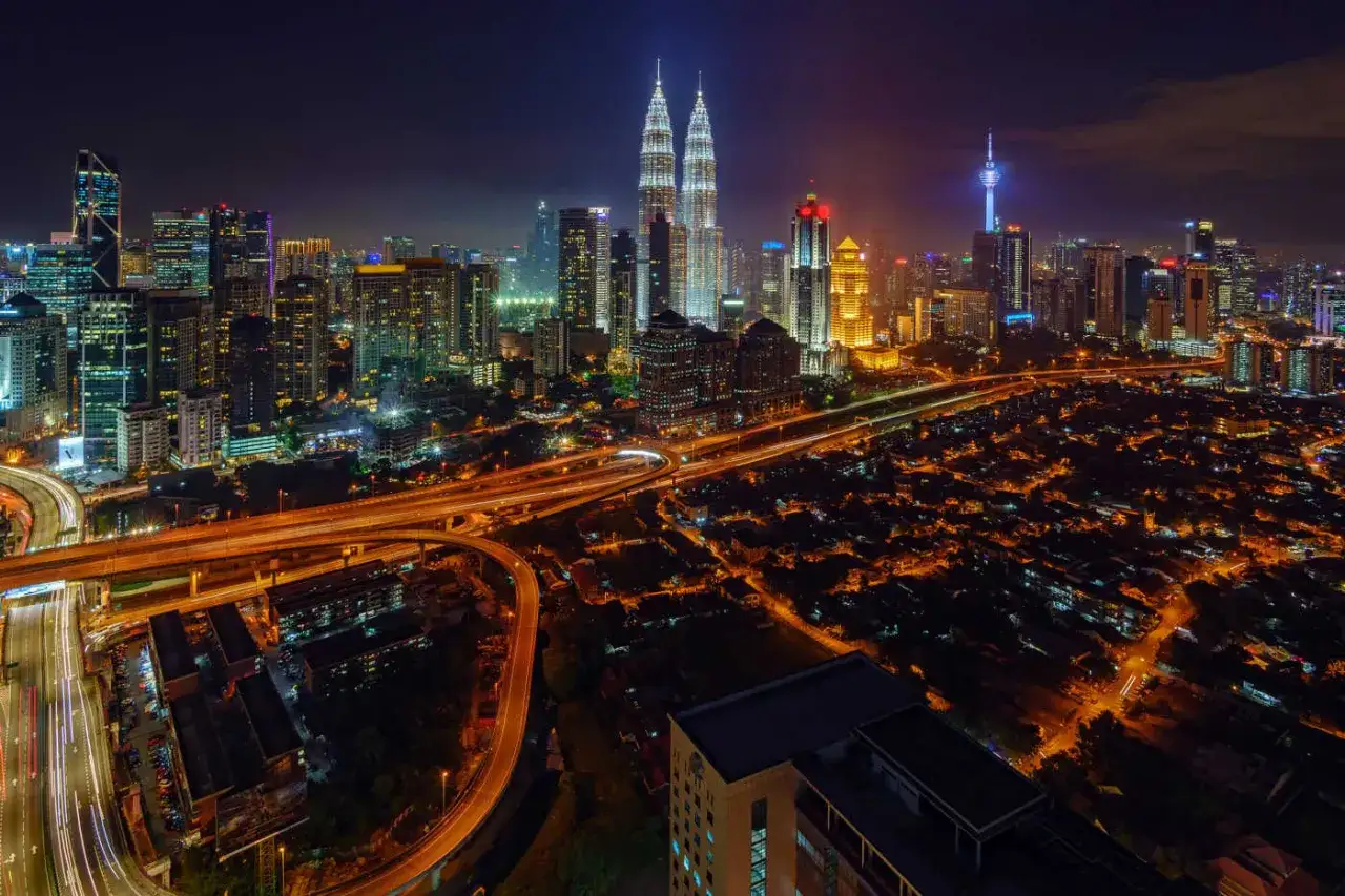 Nocny widok na Kuala Lumpur, jedno z największych miast świata, z wieżami Petronas w centrum.