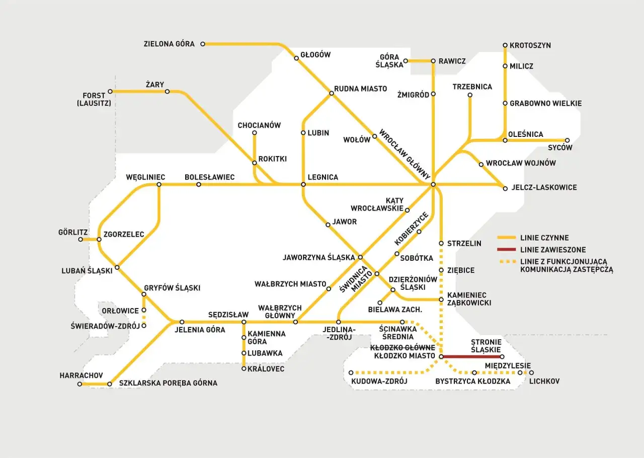 Mapa kolejowa Dolnego Śląska z zaznaczonymi liniami czynnymi, zawieszonymi i zastępczymi, wskazująca na utrudnienia w ruchu pociągów na linii Stronie Śląskie.