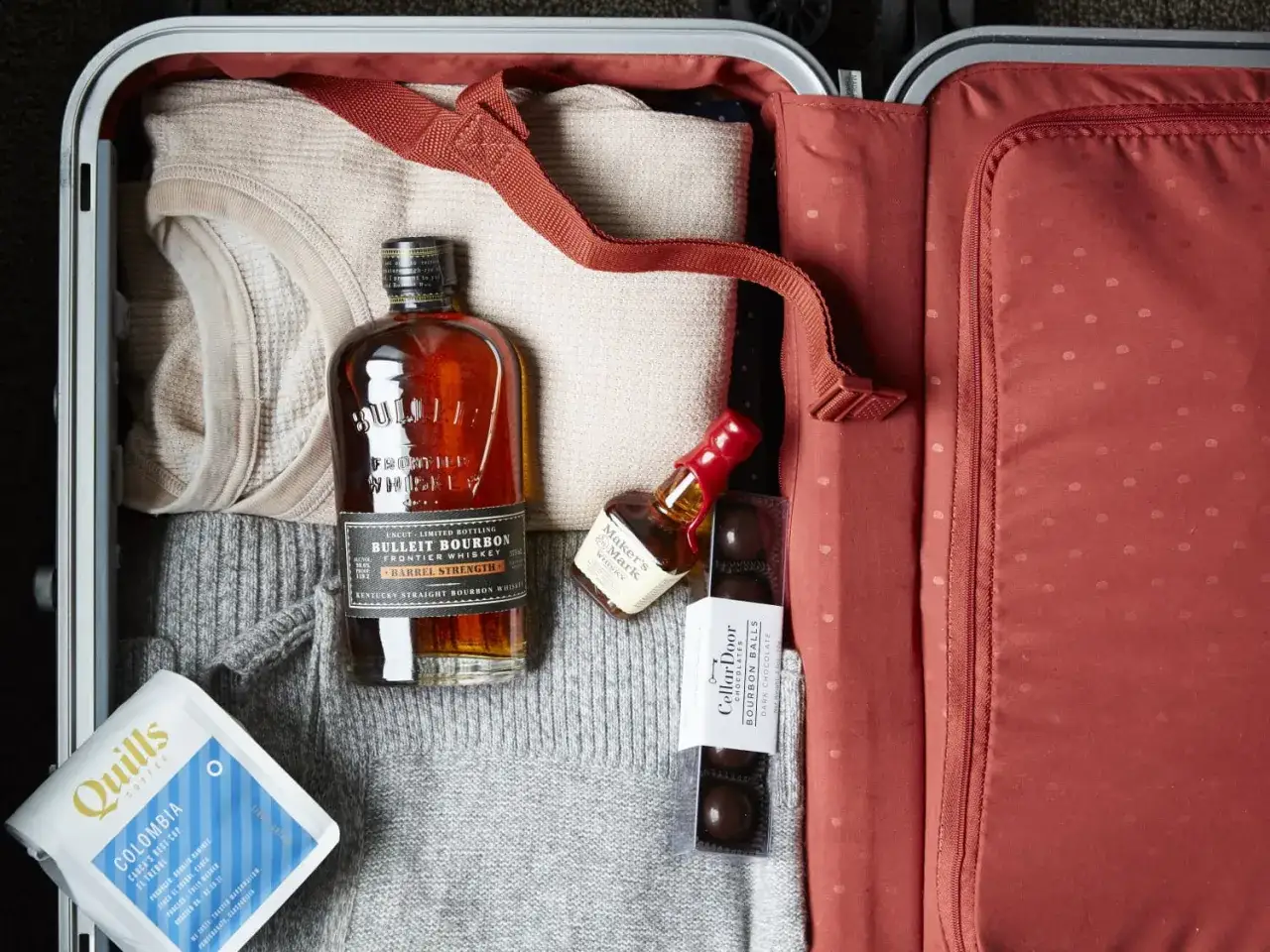 W bagażu rejestrowanym można przewozić alkohol, jak widać na zdjęciu: butelka Bulleit Bourbon, mała Maker's Mark i czekoladki.