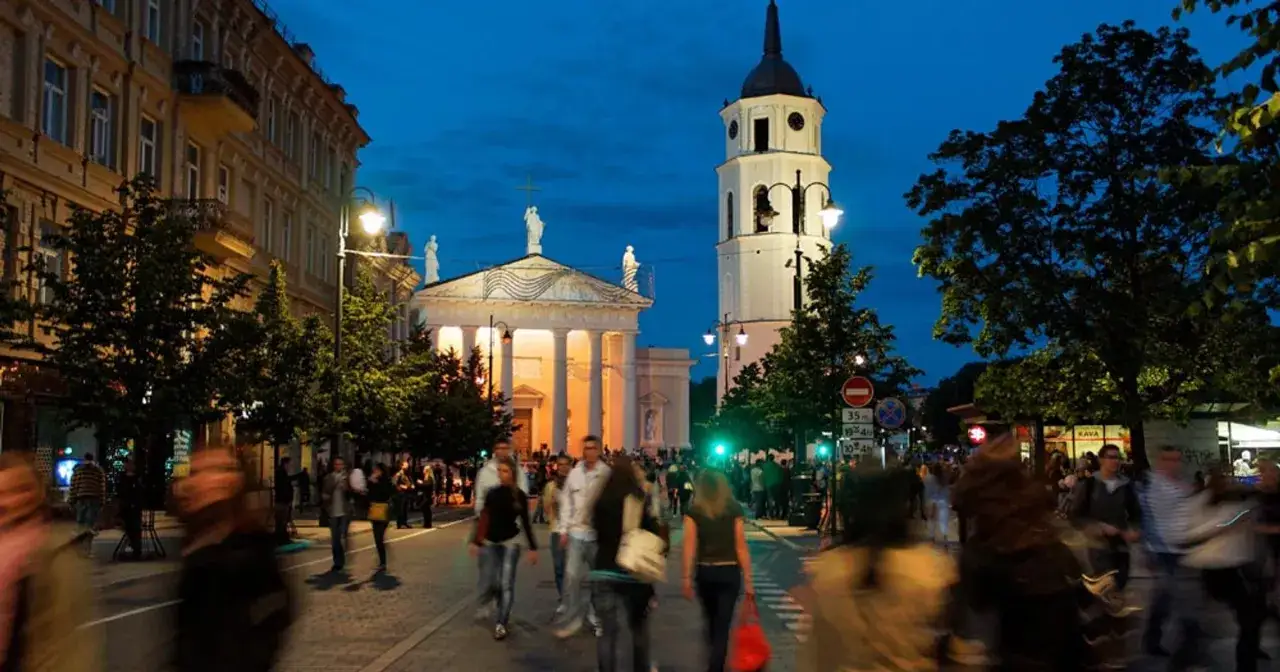 Wieczorny spacer po Wilnie. Tłumy ludzi na ulicy przed katedrą i dzwonnicą. Czy na Litwie jest bezpiecznie? Tak, to tętniące życiem miasto.