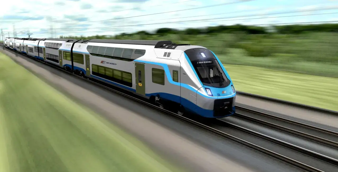 Nowoczesny, dwupiętrowy pociąg express PKP Intercity mknie po torach przez zielone krajobrazy.
