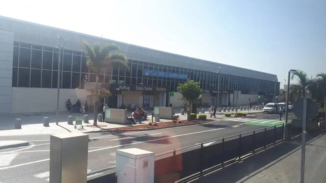 Lotnisko Reina Sofia na Teneryfie. Budynek terminala z napisem 