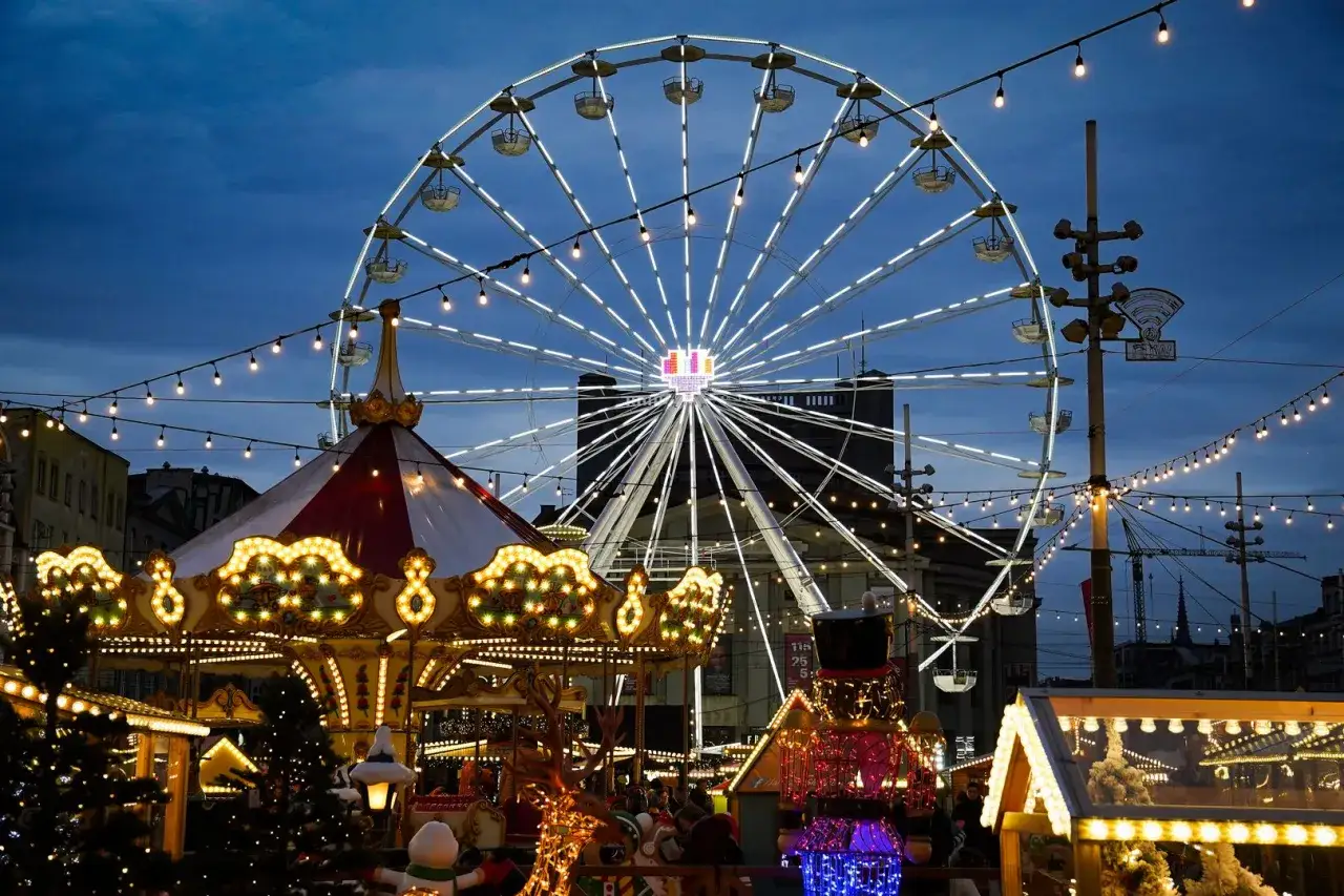 Jarmark bożonarodzeniowy Katowice nocą: karuzela, diabelski młyn i świąteczne iluminacje tworzą magiczną atmosferę.