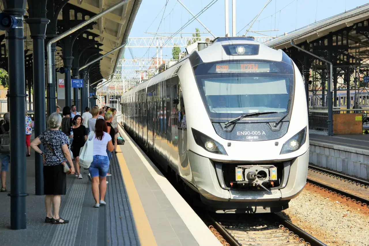 Nowy pociąg EN90-005 A czeka na pasażerów na peronie. Może to być podróż do Krynicy Morskiej.