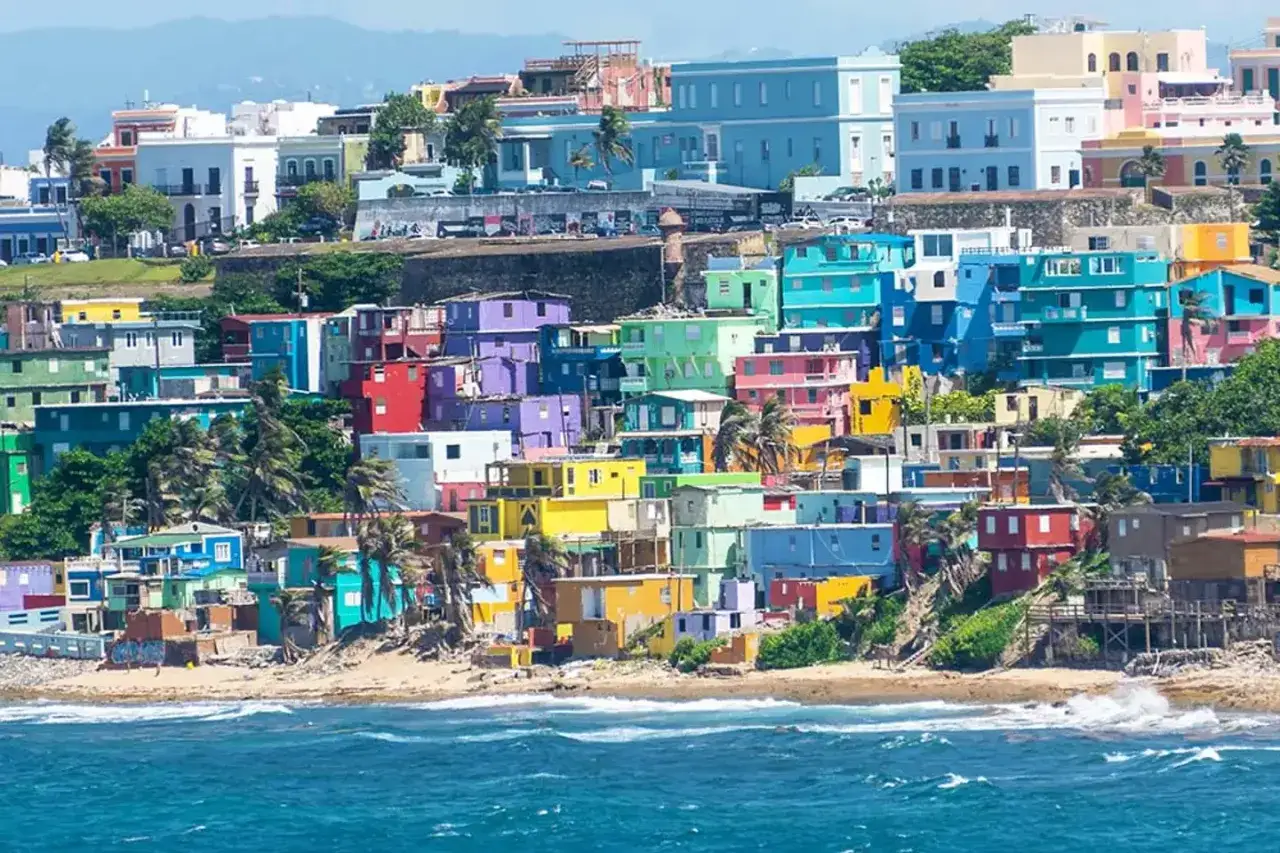 Kolorowe domy na wzgórzu nad oceanem, gdzie jest Puerto Rico.