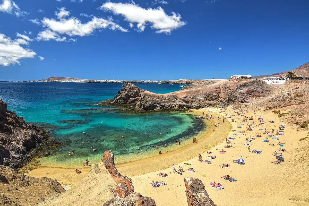 Zdjęcie Ile trwa lot na Lanzarote z Warszawy? Poznaj zaskakujące fakty