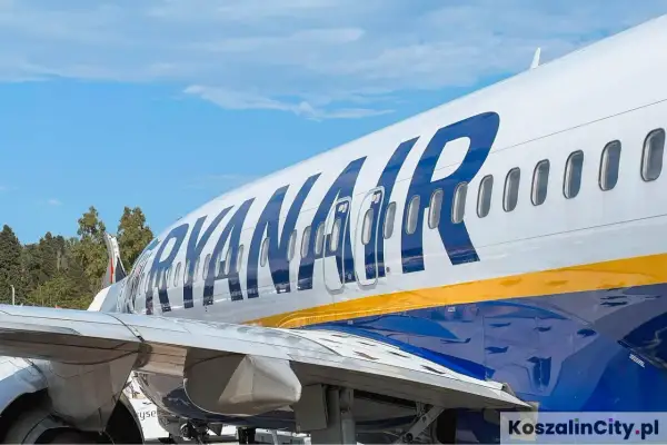 Samolot Ryanair z widocznymi oknami i napisem. Szukasz zniżki na loty?