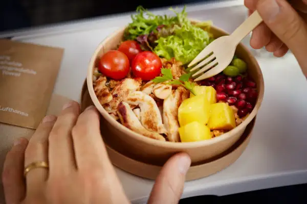 Smaczne posiłki w klasie ekonomicznej Lufthansa: kurczak, ryż, pomidorki, granat i mango.