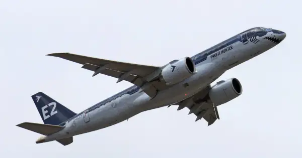 Airbus A220 z malowaniem rekina "Profit Hunter" wznosi się w powietrze.