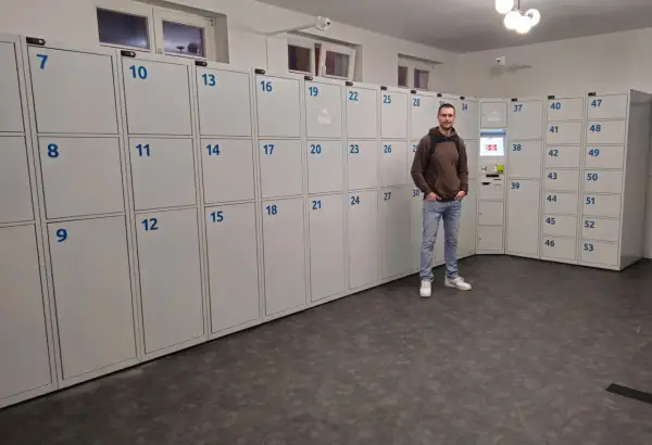 Gdańsk Dworzec Główny: przechowalnia bagażu z numerowanymi szafkami i terminalem płatniczym. Sprawdź cennik przechowalni bagażu.