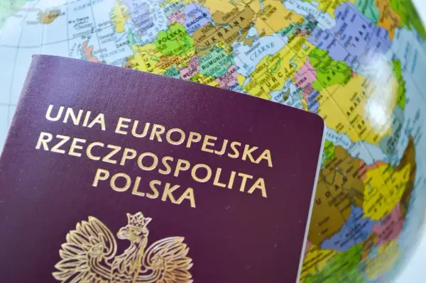 Polski paszport na tle globusa pokazuje, ile ważny jest paszport dla podróżowania po świecie.