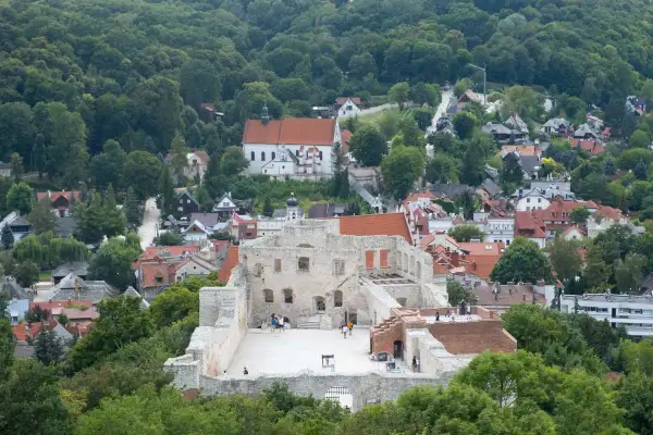 Ruiny zamku górują nad malowniczą miejscowością Kazimierz Górny. W oddali widać kościół i zabudowania.