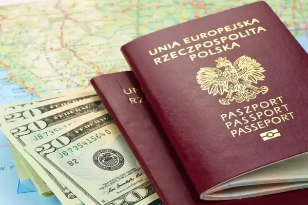 Dwa polskie paszporty, banknoty dolarowe i mapa. Planujesz podróż do Szwajcarii i zastanawiasz się, czy jest w Schengen?