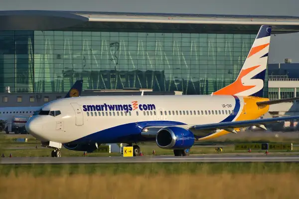Samolot Smartwings z charakterystycznym logo na ogonie kołuje po płycie lotniska.