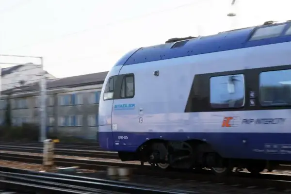 Pędzący pociąg PKP Intercity. Zastanawiasz się, czy można zwrócić bilet na pociąg?