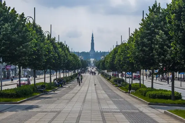 Aleja w Częstochowie z widokiem na Jasną Górę. Idealne miejsce na spacer i odkrywanie częstochowskich atrakcji na weekend.