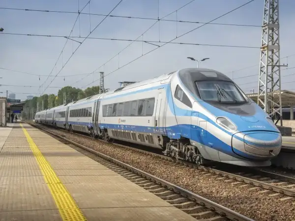 Nowoczesny pociąg Pendolino na torach. Planujesz podróż Kraków - Split? Sprawdź cenę biletu i zarezerwuj już dziś!