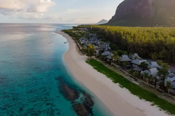 Rajska plaża na Mauritiusie z turkusową wodą i luksusowymi willami. Zastanawiasz się, ile się leci na Mauritius? To podróż marzeń!