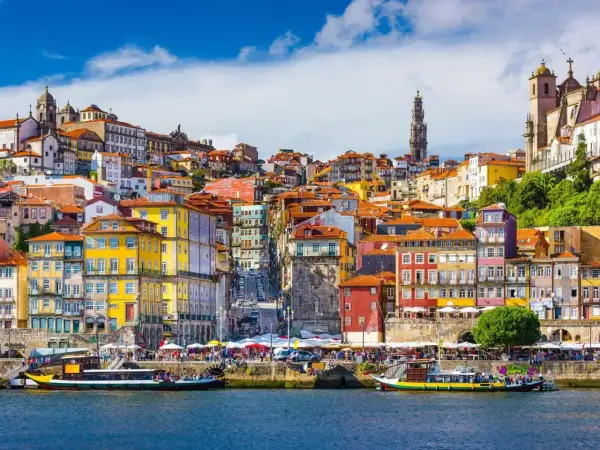 Kolorowe kamienice Porto nad rzeką Douro. Zastanawiasz się, ile się leci do Portugalii, by zobaczyć ten widok?
