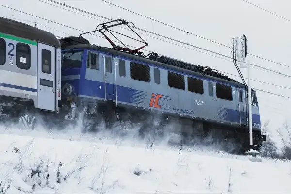 Lokomotywa PKP Intercity w śnieżnej zamieci. Czy TLK i IC to to samo? Nie, IC to wyższy standard.