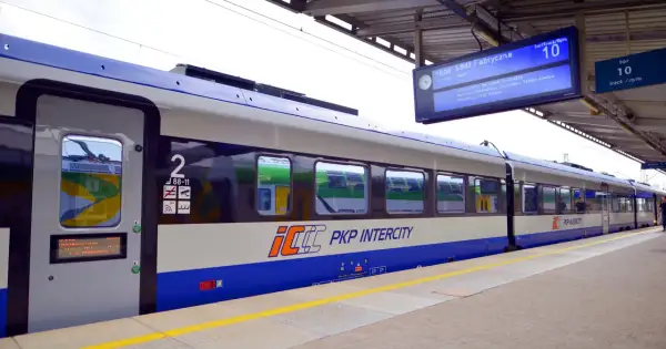 PKP Intercity na dworcu, pociąg do Łodzi Fabrycznej. To jak faktura za bilet internetowy, tylko że na żywo.