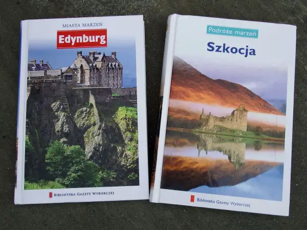 Dwie książki o podróżach: "Edynburg" z zamkiem na skale i "Szkocja" z zamkiem nad jeziorem. Idealne do planowania wycieczek po Szkocji.