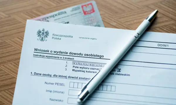 Formularz wniosku o dowód osobisty i długopis. Zastanawiasz się, ile czeka się na dowód? Czas oczekiwania może być różny.