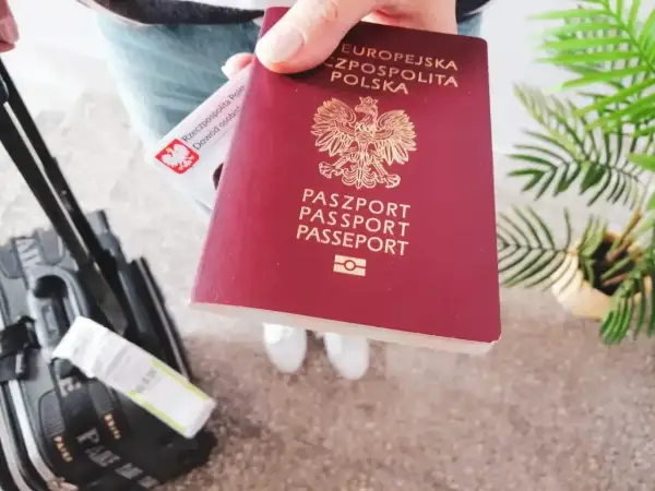 Paszport i dowód osobisty gotowe do podróży. Czy do Rumunii potrzebny jest paszport? Tak, jeśli nie jesteś obywatelem UE.