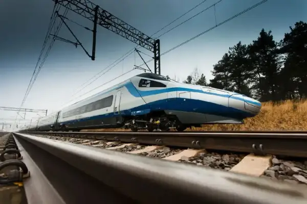 Pendolino pędzi po torach, a pytanie "ile jedzie pendolino" pozostaje otwarte. Pociąg w biało-niebieskich barwach mija suchą trawę i drzewa.