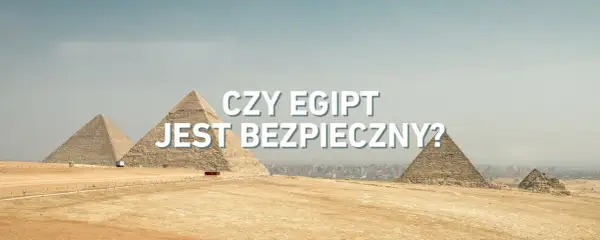 Piramidy w Gizie na tle miasta. Napis: "Czy Egipt jest bezpieczny?".