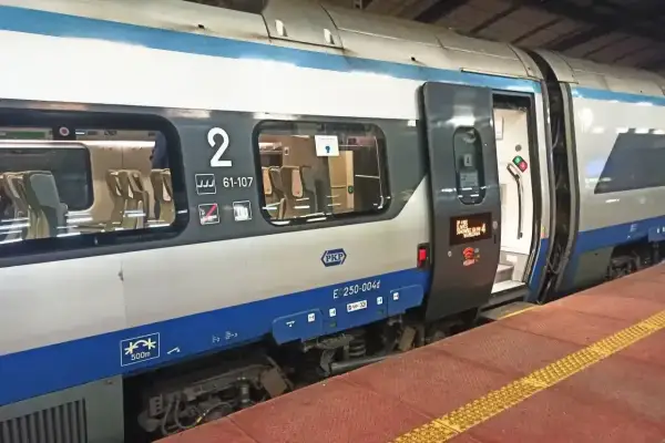 Pociąg PKP na peronie. Z jakim wyprzedzeniem można kupić bilet PKP? Warto sprawdzić wcześniej, by mieć pewność miejsca.