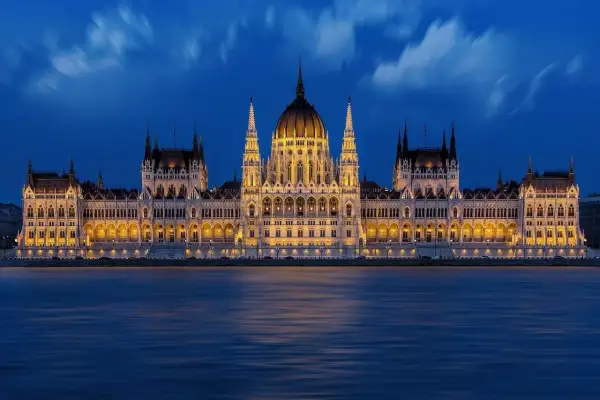 Budynek Parlamentu w Budapeszcie nocą. Czy na Węgry potrzebny jest paszport? Tak, jeśli nie jesteś obywatelem UE.