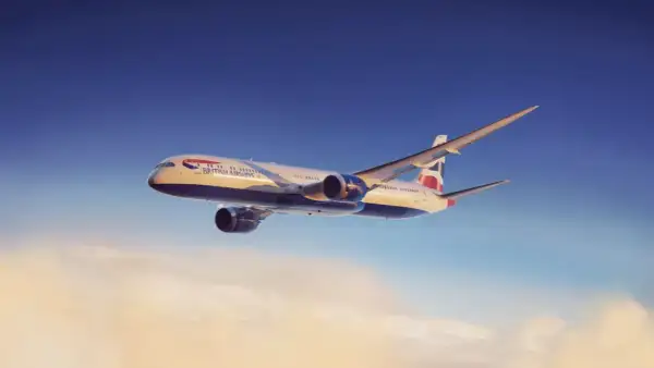 Boeing 787-10 British Airways wznosi się ponad chmurami w słoneczny dzień.