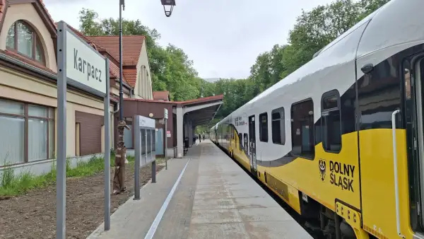 Pociąg Dolny Śląsk na stacji Karpacz. Cisza na peronie, jakby zapowiadała strajk maszynistów.